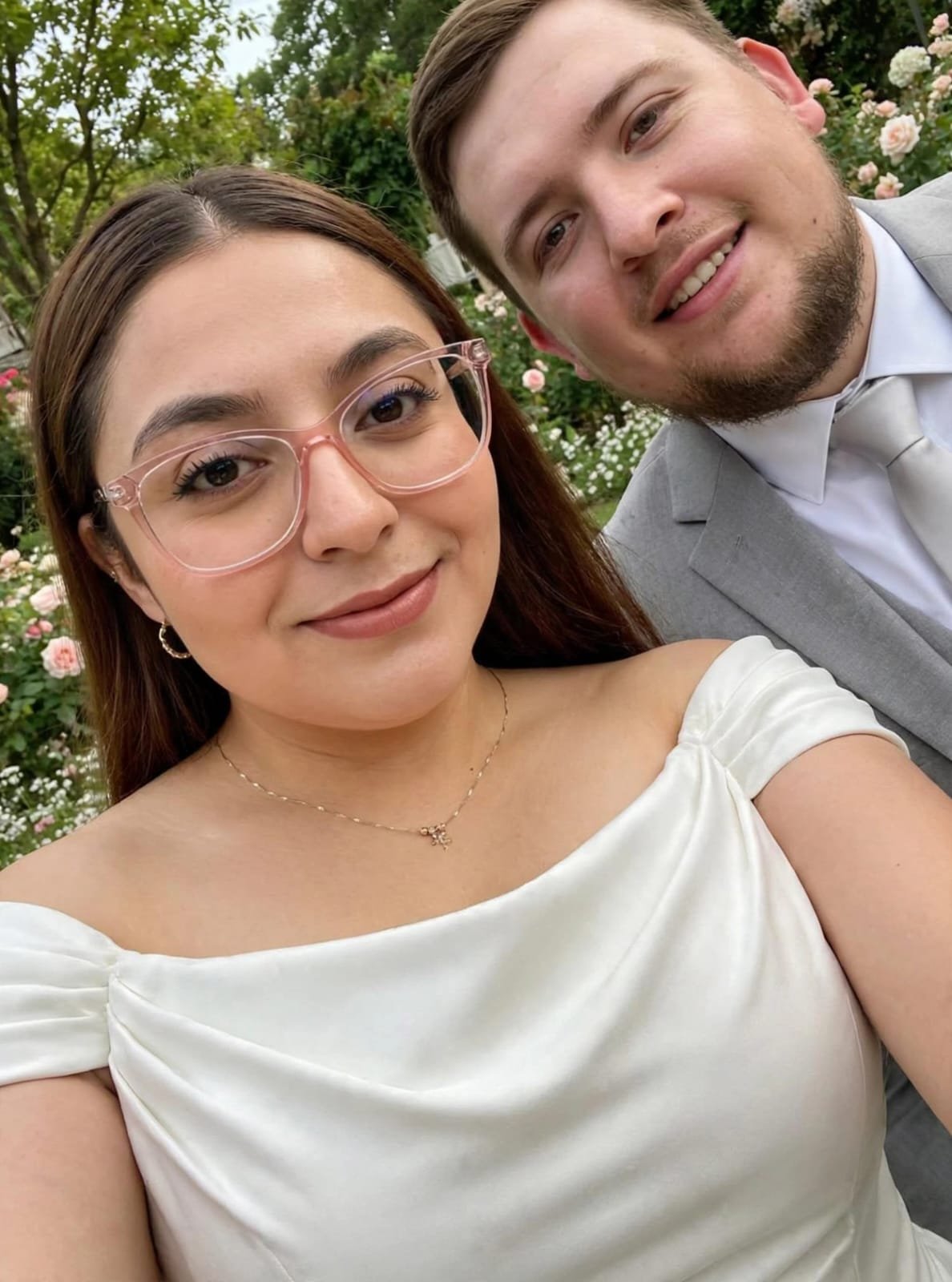 Gabriela y Jossue Uriel sonriendo juntos en un jardín